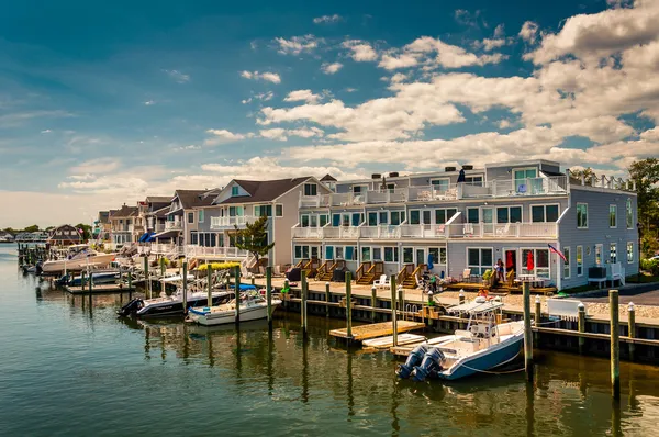 Barcos y casas a lo largo del lago Louise en Point Pleasant Beach, Nueva — Foto de Stock