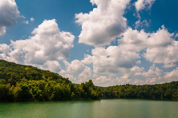 Beautiful summer sky over Prettyboy Reservoir, in Baltimore Coun — Stock Photo, Image