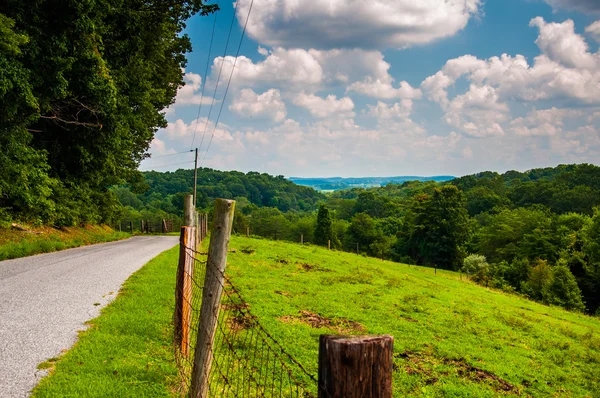 Valla y caminos rurales en lo alto de una colina en el condado de Baltimore, Maryla —  Fotos de Stock