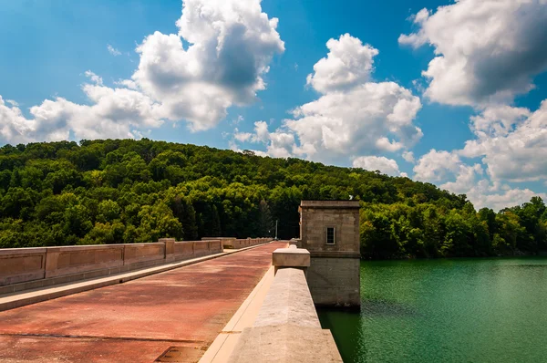 Beautiful clouds over Prettyboy Reservoir and Dam, in Baltimore — Stock Photo, Image