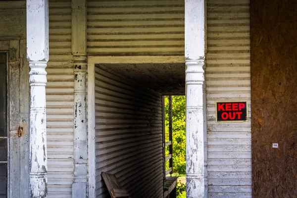 "Girilmez"işareti terk edilmiş bir eve Bairs, Pennsylvania. — Stok fotoğraf