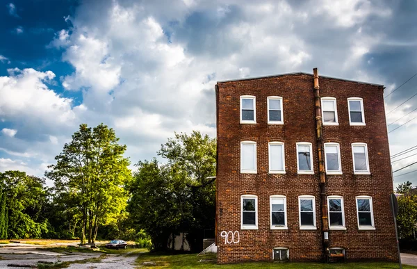 Immeuble en brique abandonné à Bairs, Pennsylvanie . — Photo