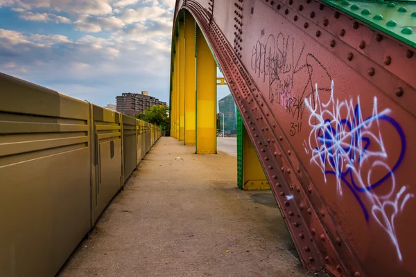 Graffiti en el lado del colorido Howard Street Bridge en Bal — Foto de Stock