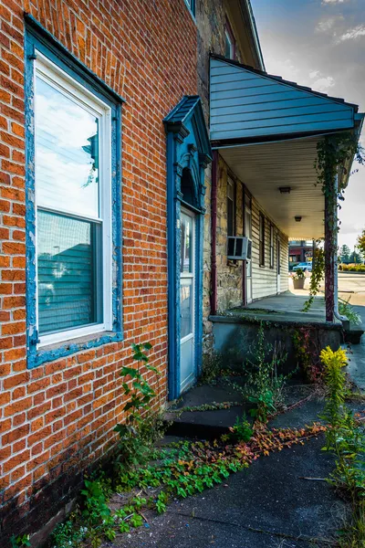 Velho, casa degradada em Abbottstown, Pensilvânia . — Fotografia de Stock