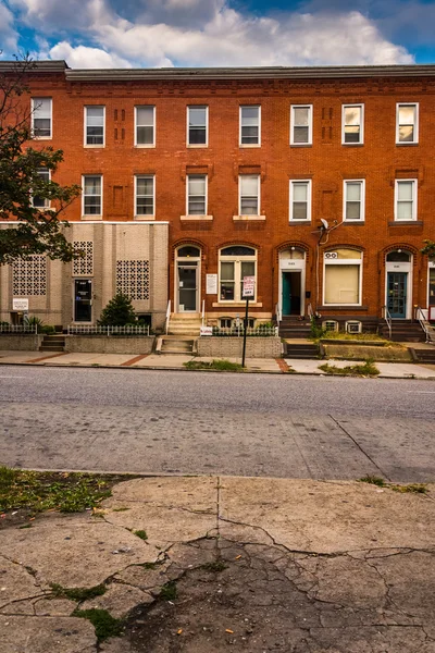 Row houses and cracked sidewalk in Baltimore, Maryland. — Stock Photo, Image