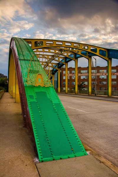De kleurrijke howard street bridge, in baltimore, maryland. — Stockfoto