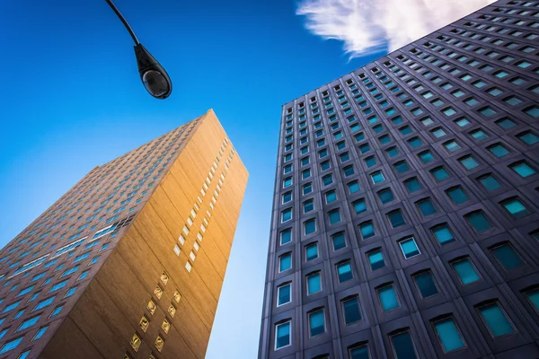 Two modern buildings and a streetlamp in Baltimore, Maryland. — Stock Photo, Image