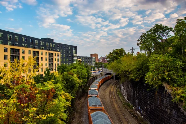 Vista de los coches de carbón en las vías del ferrocarril en Baltimore, Maryland . — Foto de Stock