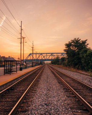 Gün batımında, Ashland, Kentucky 'de tren rayları.