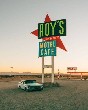 Kaliforniya 'nın Mojave Çölü' ndeki Route 66 'daki Roys Motel ve Kafe tabelası