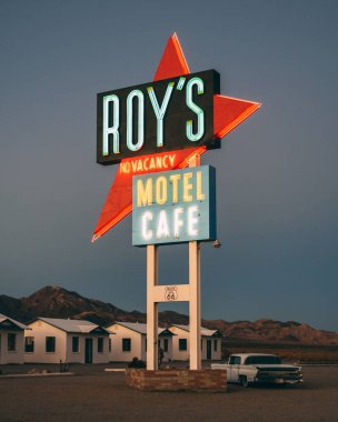 Roys Motel ve Cafe neon tabelaları geceleyin, Kaliforniya 'nın Mojave Çölü' ndeki 66. Yol 'da