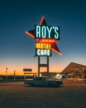 Roys Motel ve Cafe neon tabelaları geceleyin, Kaliforniya 'nın Mojave Çölü' ndeki 66. Yol 'da