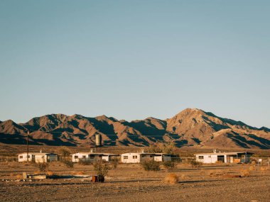 Amboy 'da terk edilmiş binalar, California Mojave Çölü' nde 66. Yol 'da.