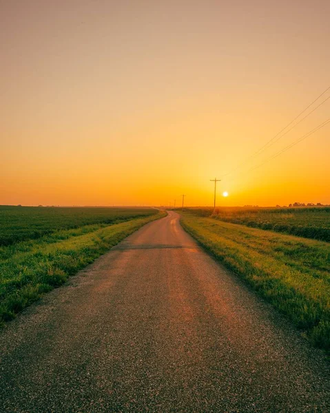 Puesta Sol Sobre Una Carretera Rural Con Campos Cerca Ruta —  Fotos de Stock