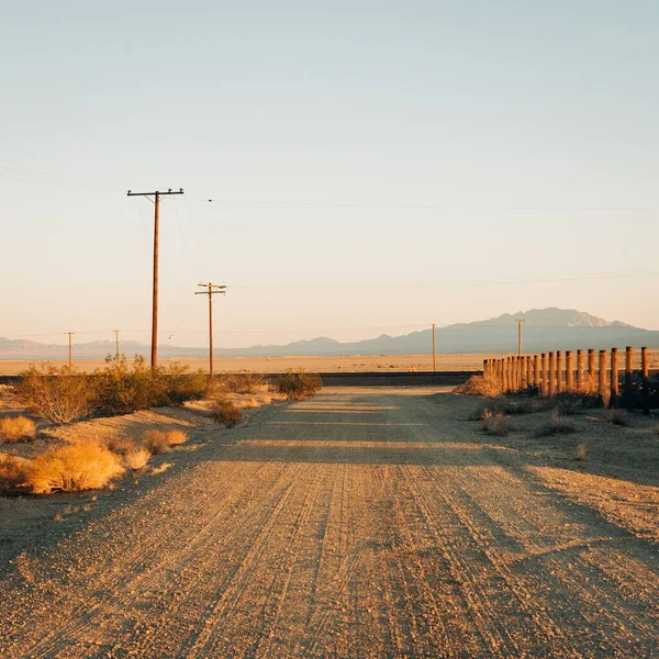 Rua Sujeira Com Montanhas Distância Amboy Rota Deserto Mojave Califórnia — Fotografia de Stock