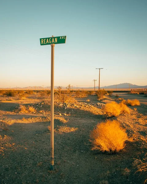 里根大道标志在安博伊 加利福尼亚莫哈韦沙漠66号公路上 — 图库照片