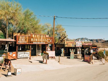 Arizona, Oatman 'da 66 numaralı yoldaki çöl manzarası ve vintage tabelaları.