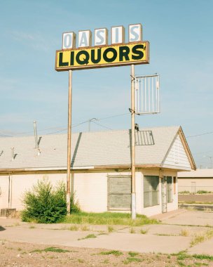 Winslow, Arizona 'da 66. Otoyol' da terk edilmiş içki dükkanı.
