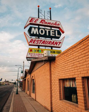 Holbrook, Arizona 'da 66. yoldaki El Rancho Motel tabelası.
