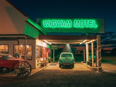 Geceleyin Wigwam Hotel vintage neon tabelası, Holbrook, Arizona 'da, Route 66' da