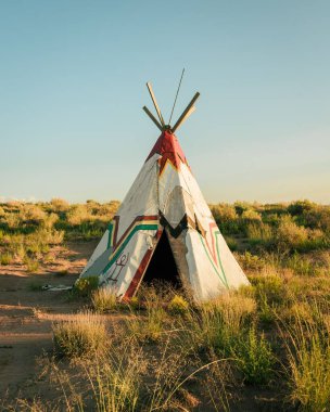 Holbrook, Arizona yakınlarındaki 66. Otoyol 'daki Boyalı Çöl Kızılderili Merkezi' nde Tepee 'ler