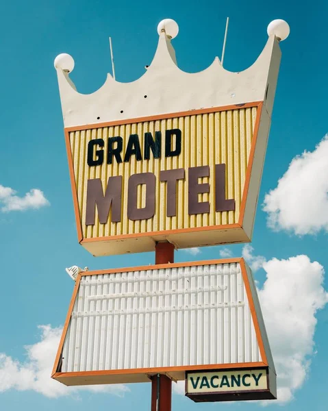 亚利桑那州威廉姆斯市66号公路上的古董大酒店标志 — 图库照片