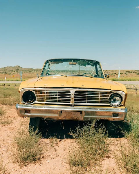 Vintage Żółty Samochód Drodze Peach Springs Arizona — Zdjęcie stockowe