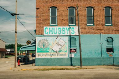 Chubbys Bar and Grill tabelası, Atlanta, Illinois 'de 66. yolda.