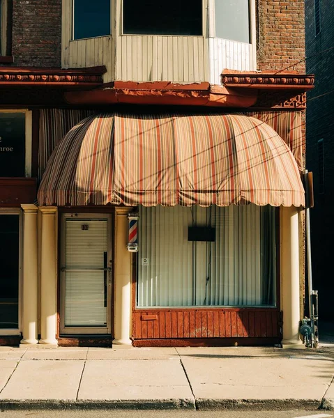 Facade Barber Shop Bloomington Illinois — стокове фото