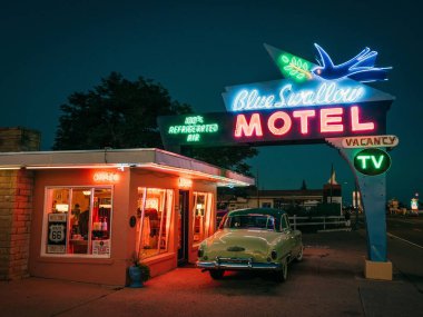 Tucumcari, New Mexico 'daki Route 66' da Blue Swallow Motel retro neon tabelası.