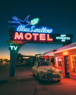 Tucumcari, New Mexico 'daki Route 66' da Blue Swallow Motel retro neon tabelası.