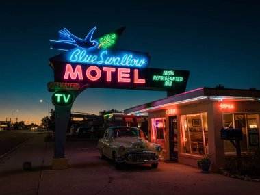 Tucumcari, New Mexico 'daki Route 66' da Blue Swallow Motel retro neon tabelası.