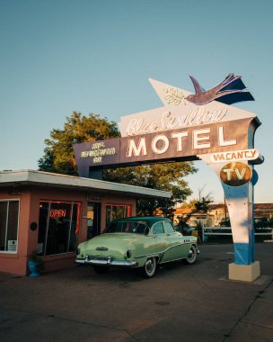 Tucumcari, New Mexico 'daki Route 66' da Blue Swallow Motel retro neon tabelası.