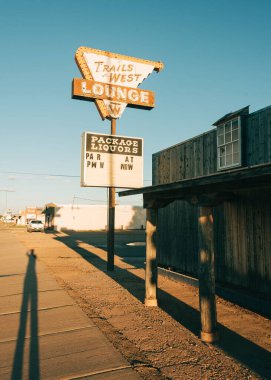Tucumcari, New Mexico 'da 66. yolda Batı Salonu tabelası var.