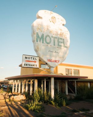 Tucumcari, New Mexico 'da 66. yolda klasik Apache Motel tabelası.