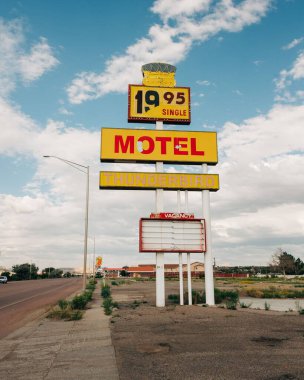Terk edilmiş Thunderbird Motel tabelası, Gallup, New Mexico 'da 66.