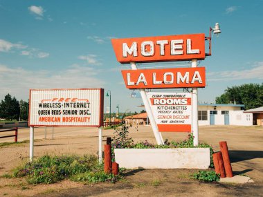 Santa Rosa, New Mexico 'da 66. yolda La Loma Oteli tabelası var.