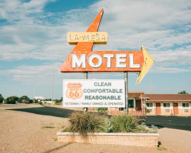 Santa Rosa, New Mexico 'da 66. yoldaki La Mesa Motel klasik tabelası.