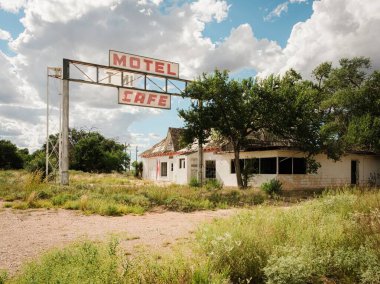 New Mexico 'da 66. Yol' da terk edilmiş bir motel ve kafe.