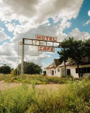 New Mexico 'da 66. Yol' da terk edilmiş bir motel ve kafe.