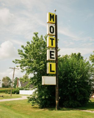 Broadwell, Illinois 'de, Route 66' da eski bir motel tabelası.