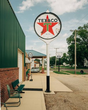 Williamsville, Illinois 'deki Route 66' daki Franks Eski İstasyonu 'nda klasik Texaco tabelası.