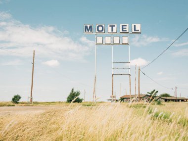 Terk edilmiş motel ve kafe tabelası, Texas 'ta 66. Yol' da.