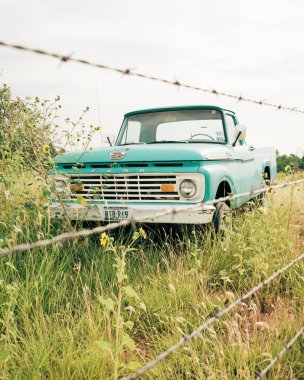 Shamrock 'ta, Texas' ta 66. Yol 'da bir tarlada eski bir Ford kamyonu.