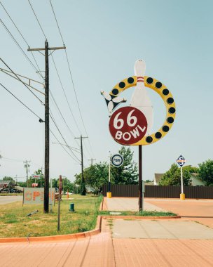 Route 66 Bowl tabelası, Chandler, Oklahoma 'da.