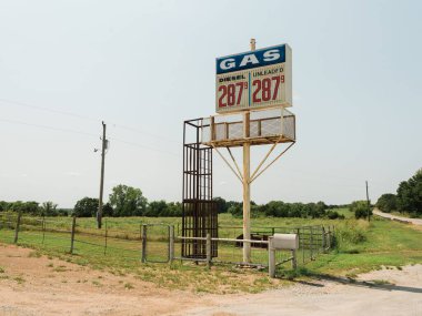 Chandler, Oklahoma 'da 66. Otoyol' daki benzin istasyonu tabelası.