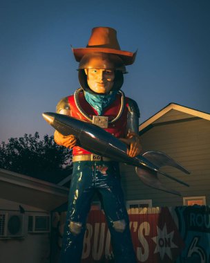 Buck Atom Uzay Kovboyu heykeli, Tulsa, Oklahoma 66. yolda.