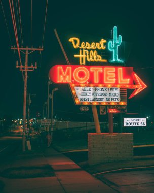 Desert Hills Motel vintage tabelası gece Tulsa, Oklahoma 'da 66 numaralı yolda.
