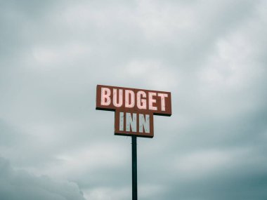 Conway, Missouri 'de 66. yolda fırtınalı bulutlarla dolu bir pansiyon.