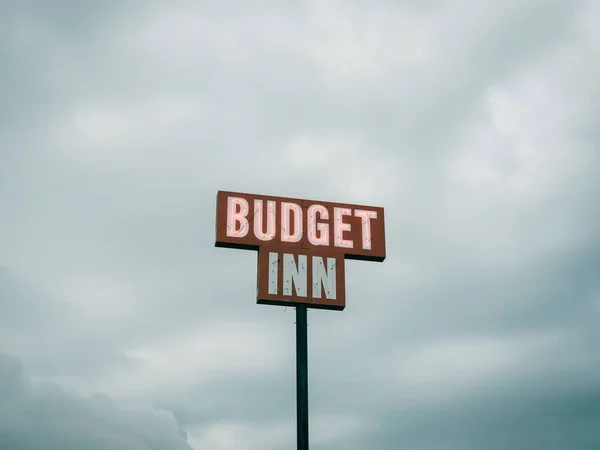 Budget Inn Skylt Med Stormiga Moln Route Conway Missouri — Stockfoto